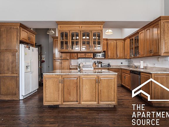 3rd image of 648 N Damen Ave #2F