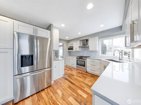 3rd image of 4905 NE 19th Court
