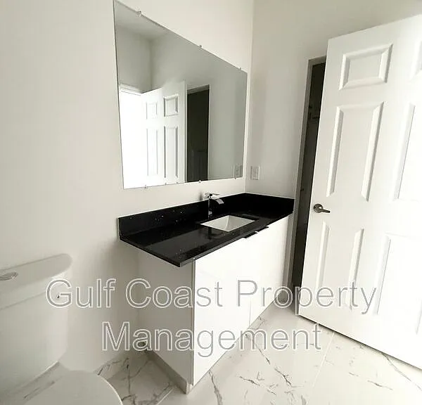 2216 NE 10th Pl — Photo 34