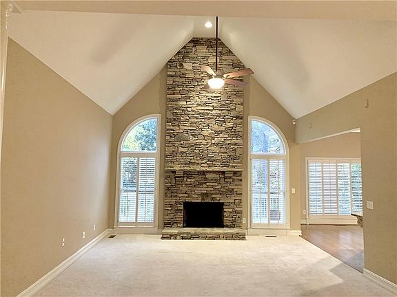 4th image of 398 Woodhaven Trl NE