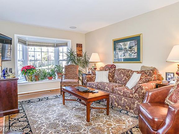 4th image of 9729 Lakepointe Dr