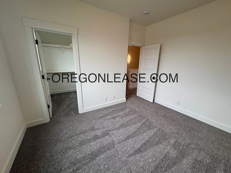 Brand new 3 bedroom 2.5 bath Coburg townhome — Photo 14