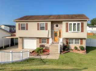 135 Danville Ln, Hurricane, WV 25526