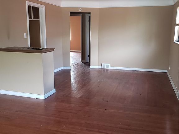 4th image of 15235 Forrer St