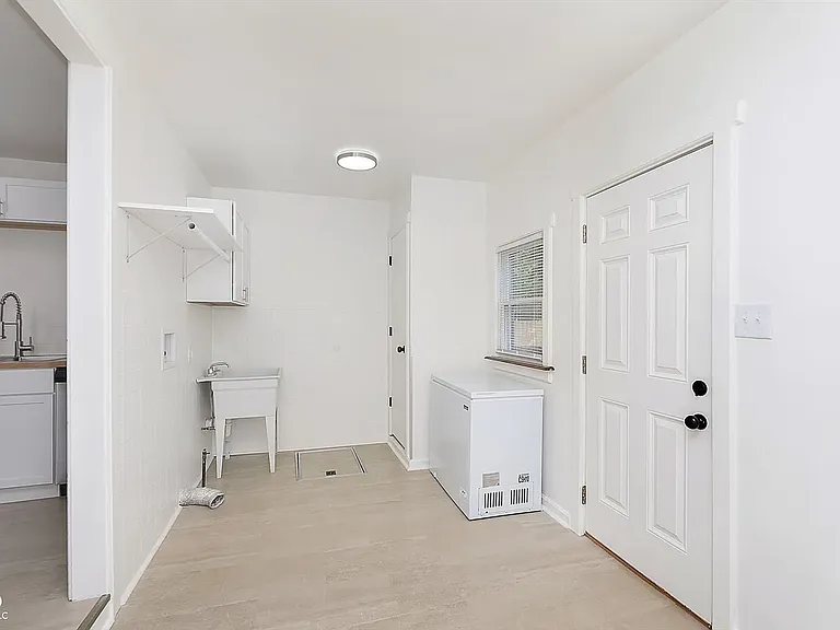 543 Leeds Ave — Photo 8