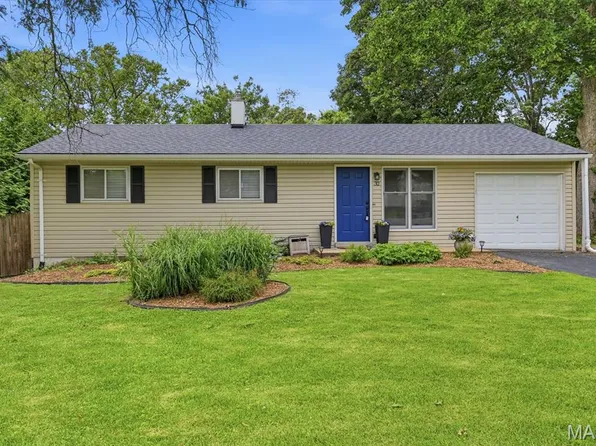 32 W Meadow Ln, Ellisville, MO 63021