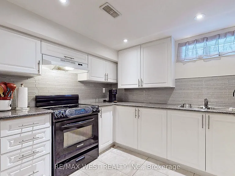 139 Ranee Ave #BASEMENT — Photo 12