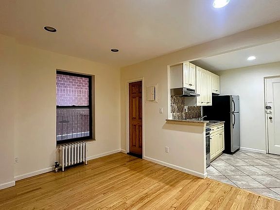4th image of 415 E 75th St APT 4