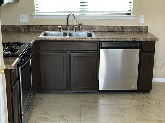 4th image of 808 Lomita Dr