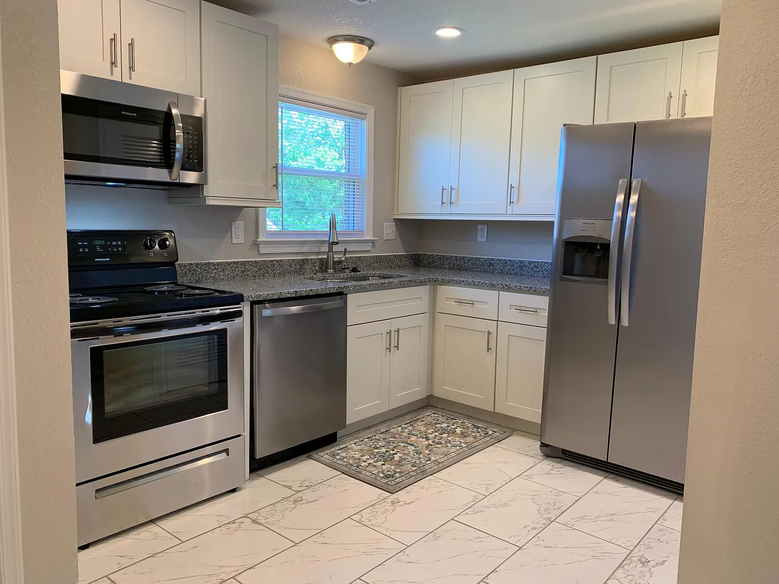 3 bed, 1100 sqft, $1,800 — Photo 2