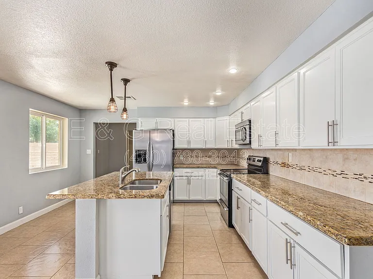 1881 E Palmcroft Dr — Photo 7