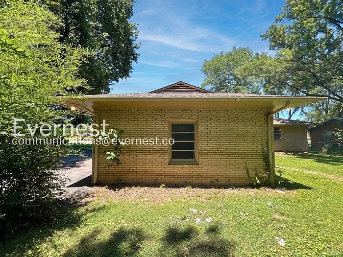 711 Elliott Dr — Photo 9