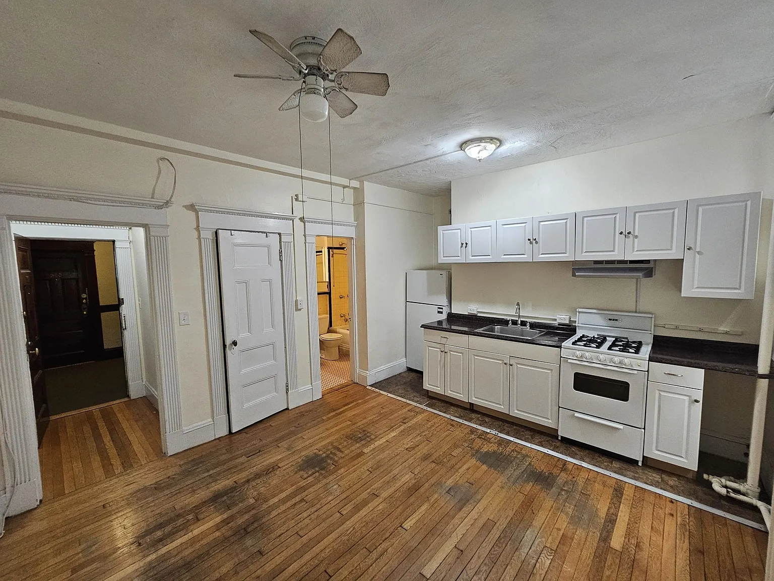 Studio, 1.0 bath, 275 sqft, $2,200 — Photo 1