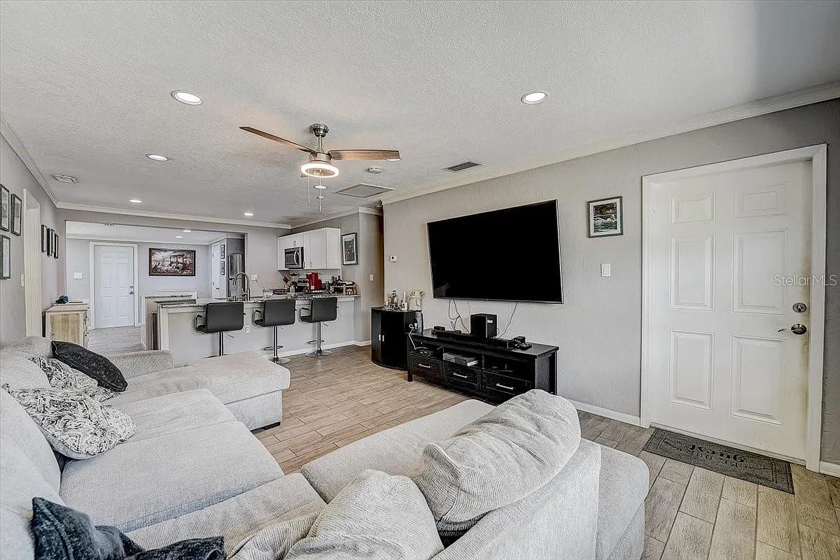 2 bed, 920 sqft, $2,090 — Photo 2