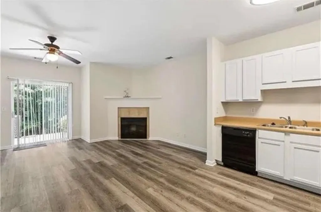 3 bed, 2.5 bath, 1742 sqft, $2,400 — Photo 3