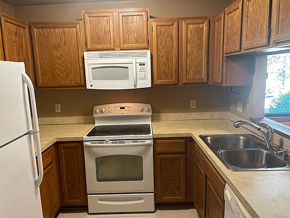 5th image of 1170 W Royal Oaks Dr