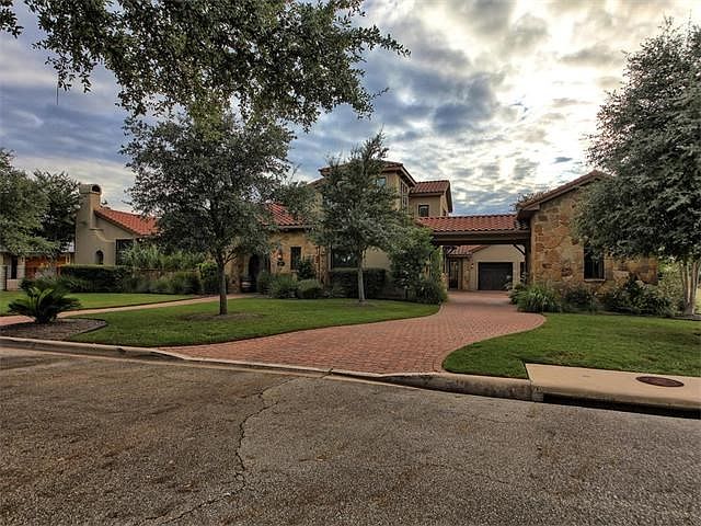 What inviting curb appeal this beauty has!