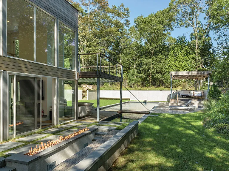 18 Oyster Pond Ln — Photo 3