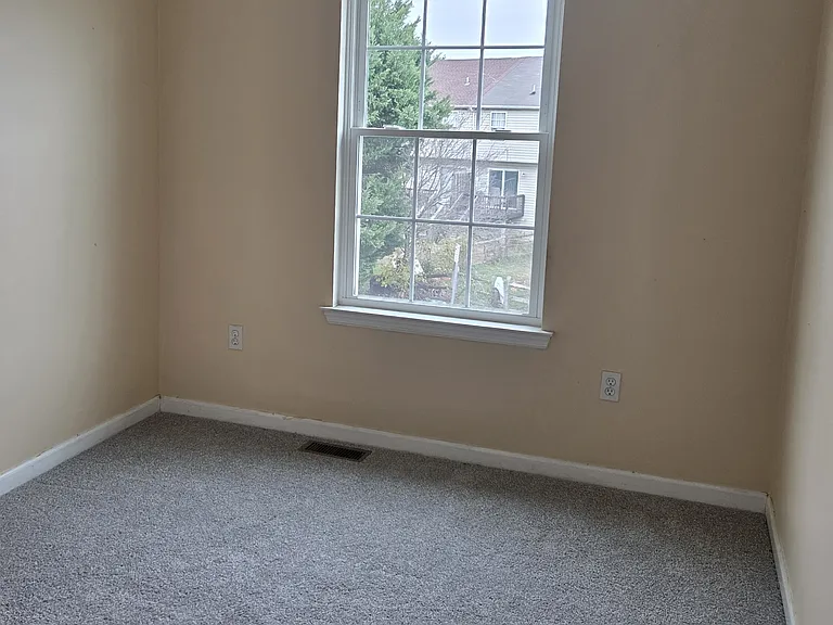 138 Rosie Dr — Photo 2