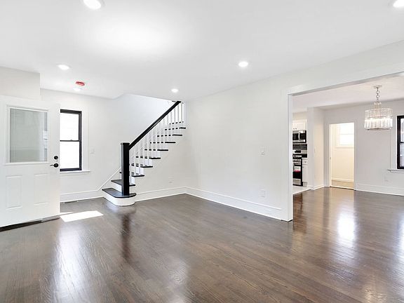 5th image of 486 Abington Ave