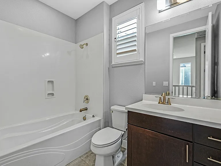 210 Stratus Cmn — Photo 21