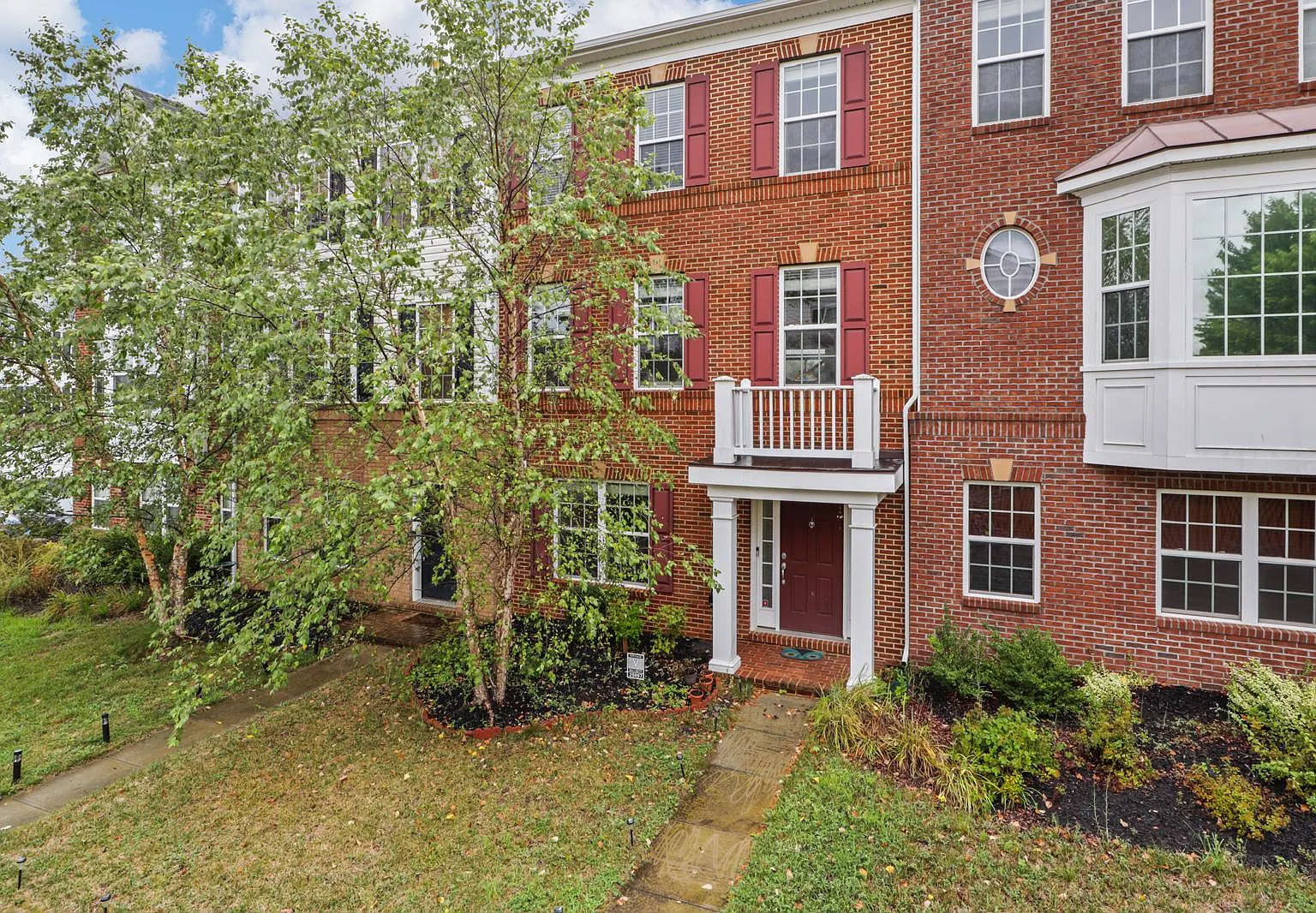 3 bed, 2372 sqft, $3,200 — Photo 1