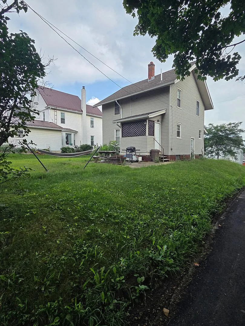 3 Bedroom 1-bathroom single family 2 story house — Photo 2
