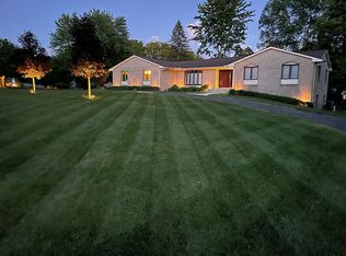 1335 Long Lake Dr, Brighton, MI
