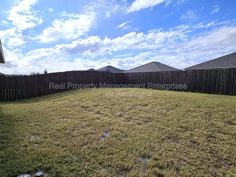 319 Waterside Dr — Photo 15
