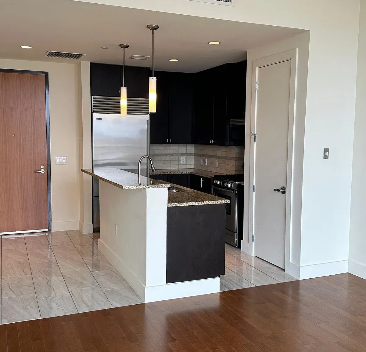 1 bed, 766 sqft, $2,350 — Photo 2