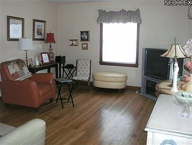 2nd image of 471 Canterbury Ln
