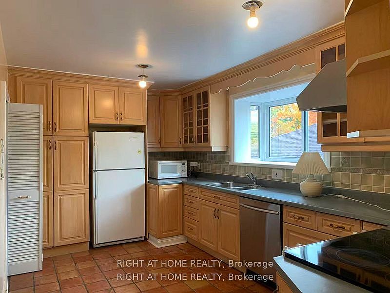 Toronto House for rent - 4 Bedrooms — photo 2