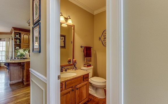 5th image of 100 Surrey Ln