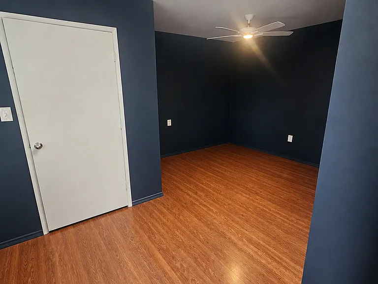 713 Loring St — Photo 9
