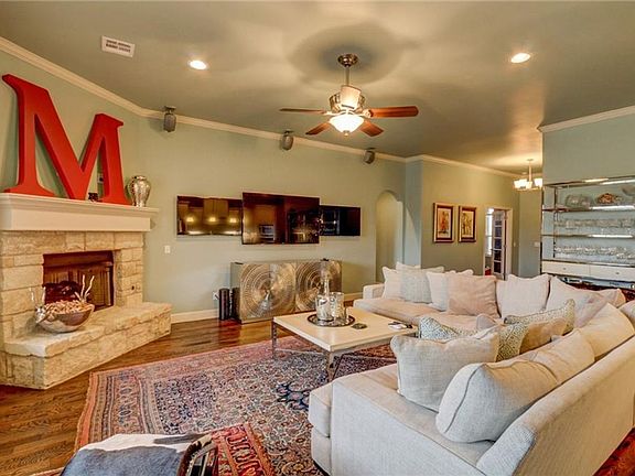 3rd image of 15900 Royal Crest Ln