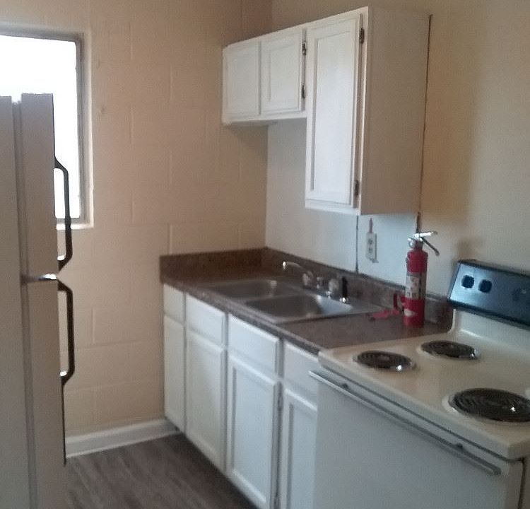 2nd image of 816 9th St APT 15
