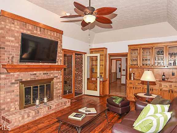 4th image of 925 Saddle Ridge Ct