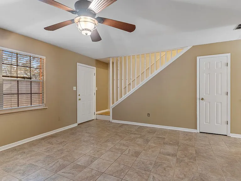 2372 Gregory Dr — Photo 8