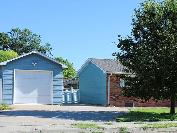 3rd image of 903 Long Blvd