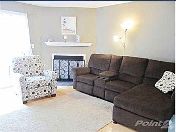 Living room w/fireplace