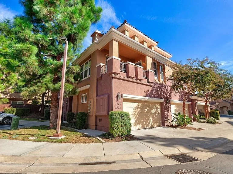 1380 Sky Ridge Ct — Photo 2