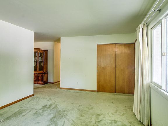5th image of 150 Lincolnwood Dr