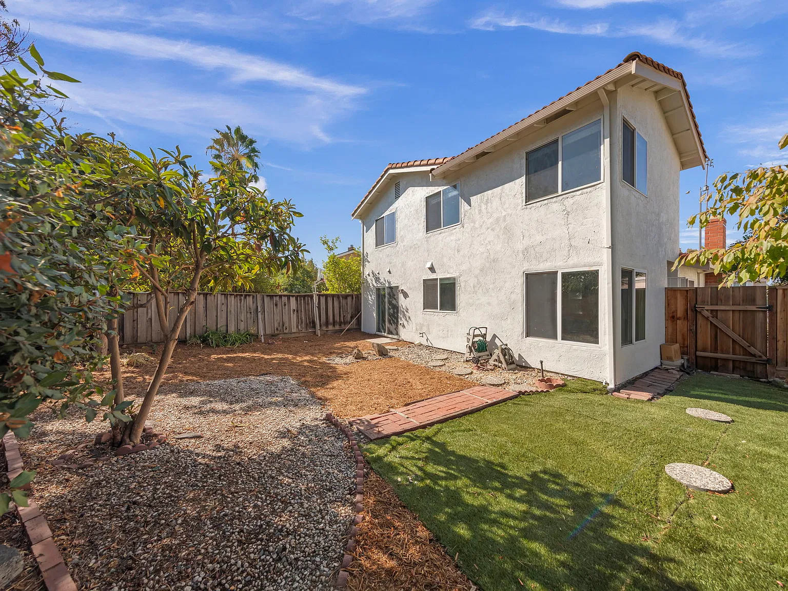 4 bed, 1599 sqft, $4,795 — Photo 3