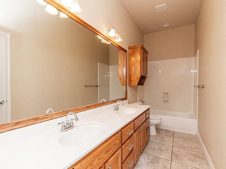 1401 Saxon Cir — Photo 19