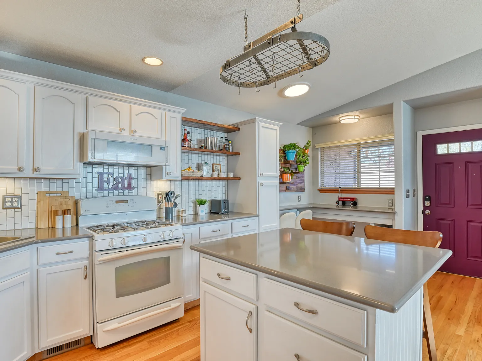 2 bed, 930 sqft, $2,900 — Photo 2