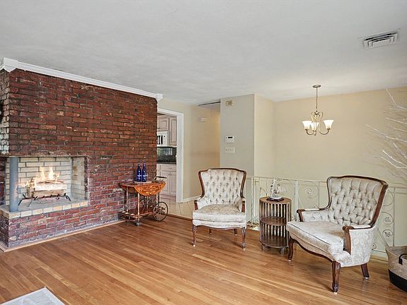 3rd image of 7 Parliament Ln