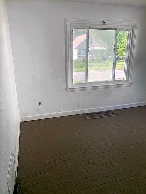 2nd image of 822 Waldman Ave