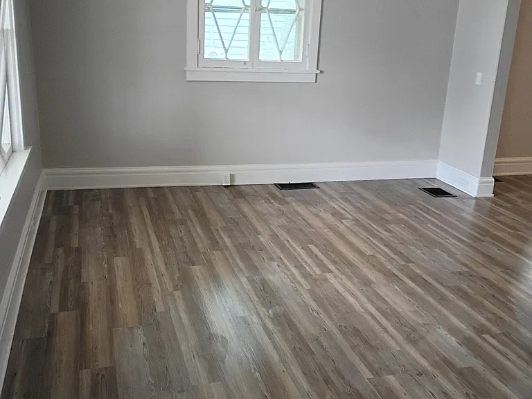 2465 Lawton Ave — Photo 6