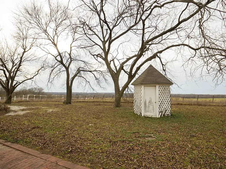 2047 FM 2933 — Photo 32