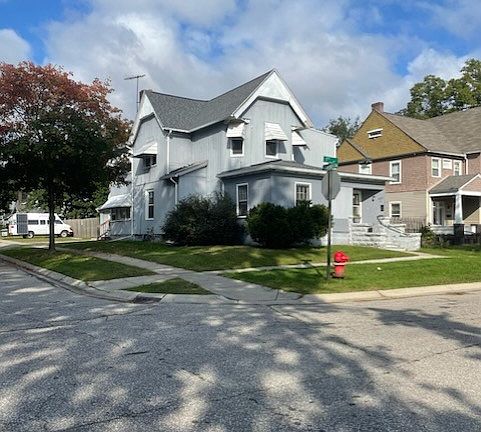 2nd image of 2121 7th St #3